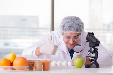 Besin uzmanı gıda ürünlerini laboratuarda test ediyor.