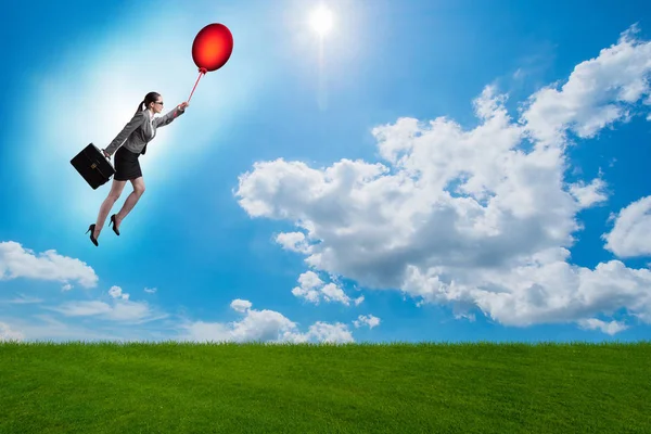 Mujer de negocios volando globos en un día brillante — Foto de Stock