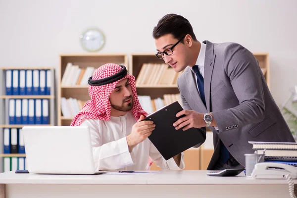 Diverso concetto di business con uomo d'affari arabo — Foto Stock