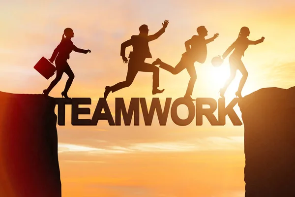 Teamwork koncept med affärsmän över bron — Stockfoto