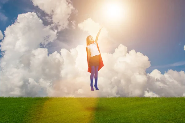 Niño superhéroe volando en concepto de sueño — Foto de Stock