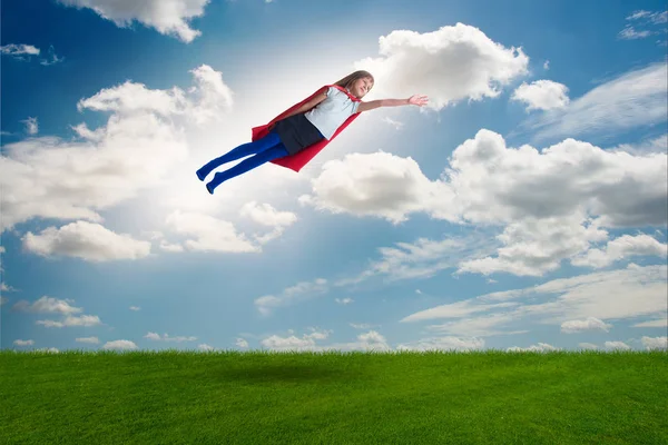 Superhelden-Kind fliegt im Traum-Konzept — Stockfoto