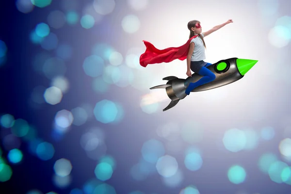 "超级英雄"概念下的小女孩飞弹 — 图库照片