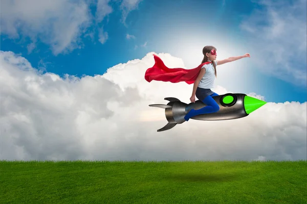 Маленька дівчинка літає ракетою в концепції супергероя — стокове фото