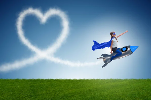 Kleines Mädchen fliegt Rakete im Superhelden-Konzept — Stockfoto