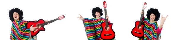 Söt flicka i mexikanska poncho med gitarr isolerad på vit — Stockfoto