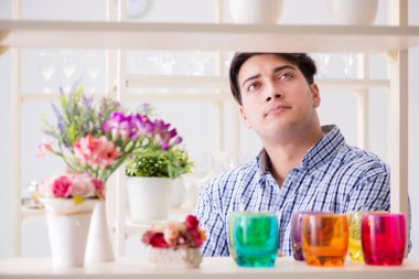 Genç yakışıklı dükkândan alışveriş yapıyor.