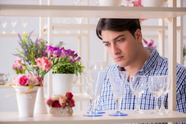 Genç yakışıklı dükkândan alışveriş yapıyor.