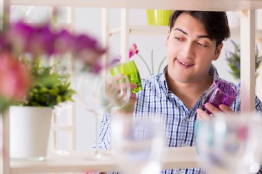 Genç yakışıklı dükkândan alışveriş yapıyor.