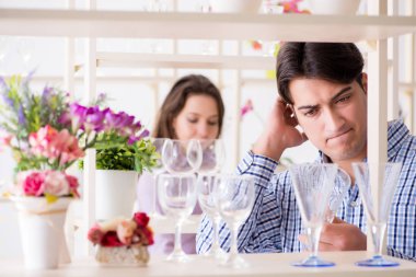 Genç aile dükkandan alışveriş yapıyor.