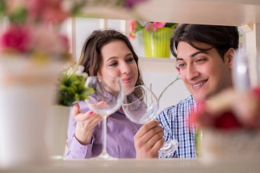 Genç aile dükkandan alışveriş yapıyor.