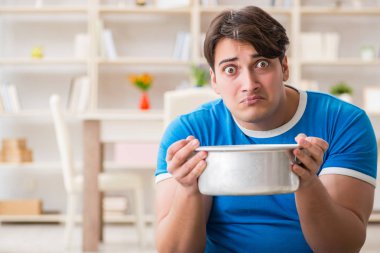 Evdeki adam, komşu sel sızıntısıyla uğraşıyor.