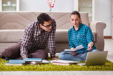 Üniversite sınavlarına hazırlanan öğrenciler