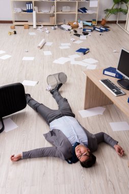İşadamı office yerdeki ölü