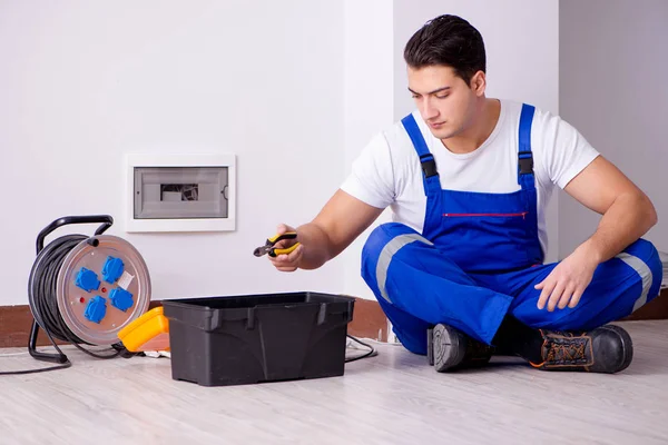 Homem fazendo reparos elétricos em casa — Fotografia de Stock