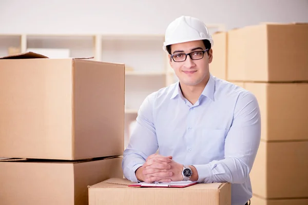 Man die werkt in de verhuisdienst van dozen — Stockfoto