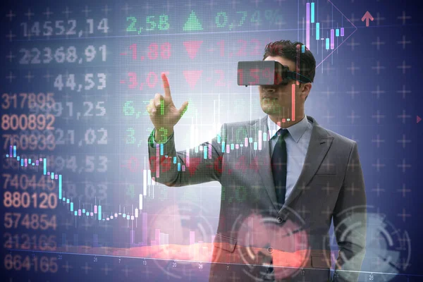 Επιχειρηματίας σε συναλλαγές εικονικής πραγματικότητας στο χρηματιστήριο — Φωτογραφία Αρχείου