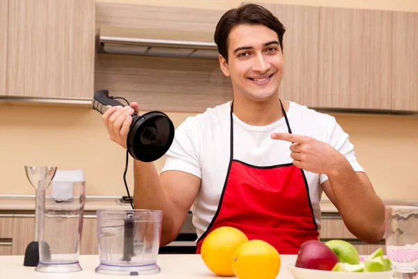 Hombre guapo trabajando en la cocina —  Fotos de Stock