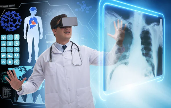 Lekarza przeprowadzającego badanie przy użyciu okulary wirtualnej rzeczywistości zdjęć rentgenowskich — Zdjęcie stockowe