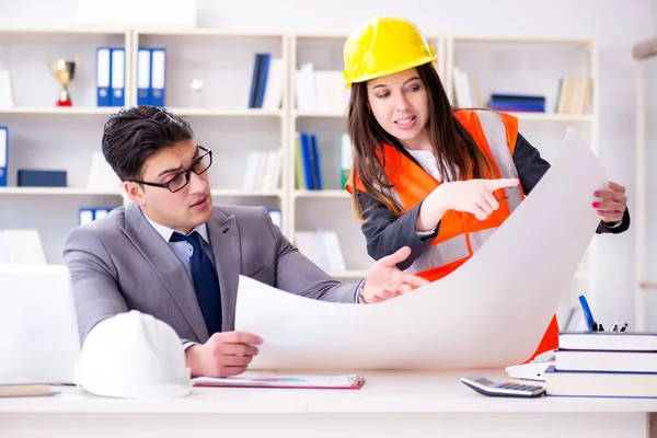 Supervisor de capataz de construcción revisando dibujos — Foto de Stock