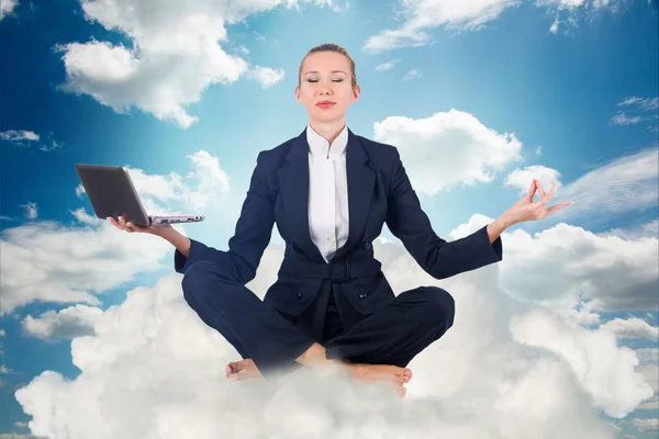Деловая женщина, работающая в небе и медитирующая — стоковое фото