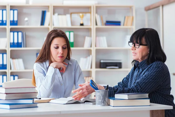 Junge Schüler und Lehrer während der Nachhilfestunde — Stockfoto