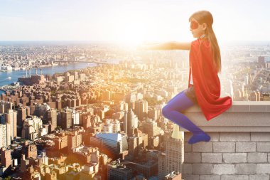 Küçük çocuk şehri kötülükten koruyor.