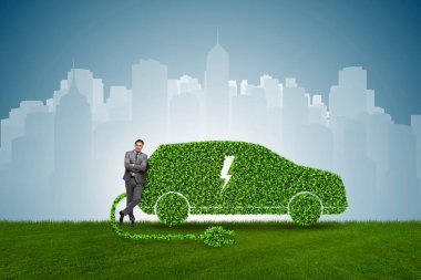 Yeşil elektrikli araba konseptinde iş adamı