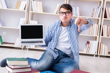 Genç öğrenci kitaplarla çalışıyor.