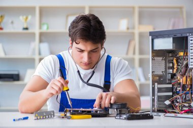 Masaüstü bilgisayarını tamir eden bilgisayar tamircisi