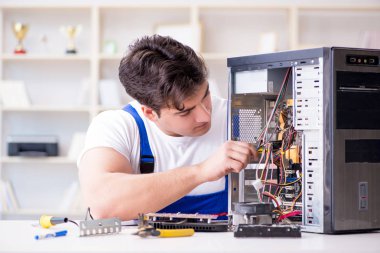 Masaüstü bilgisayarını tamir eden bilgisayar tamircisi
