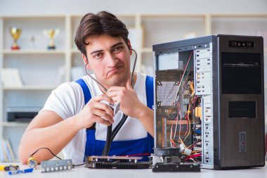Masaüstü bilgisayarını tamir eden bilgisayar tamircisi