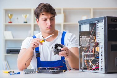 Masaüstü bilgisayarını tamir eden bilgisayar tamircisi