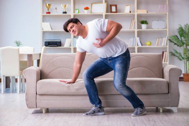 Midesi bulanan ve kusan bir adam.