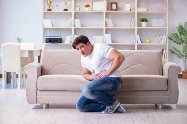 Midesi bulanan ve kusan bir adam.