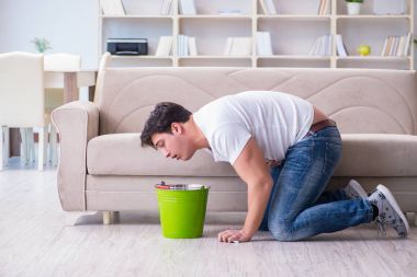 Midesi bulanan ve kusan bir adam.