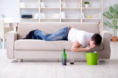 Midesi bulanan ve kusan bir adam.