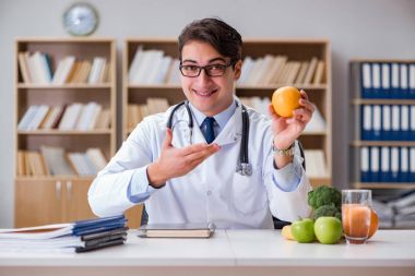 Bilim adamı çeşitli gıdalarda besin araştırması yapıyor