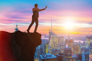 Uçurumun kenarında duran gözü bağlı iş adamı