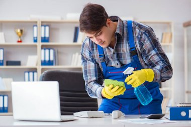 Ofiste çalışan erkek temizlikçi.