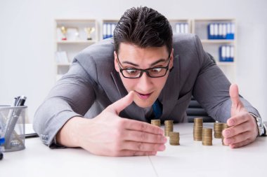 Ticari büyüme kavramında altın sikkeleri olan bir işadamı