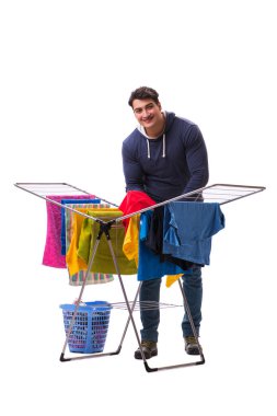 Çamaşır yıkayan koca beyaz tenli.