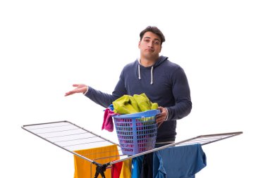 Çamaşır yıkayan koca beyaz tenli.