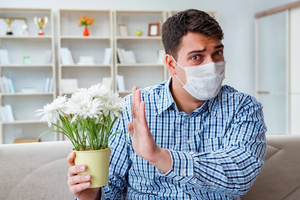 Hombre que sufre de alergia - concepto médico —  Fotos de Stock