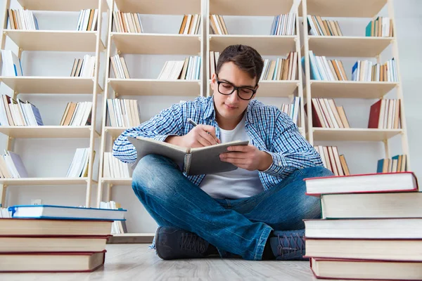 Junge Studentin lernt mit Büchern — Stockfoto