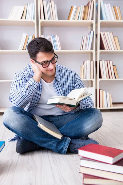 Mladý student studující s knihami — Stock fotografie
