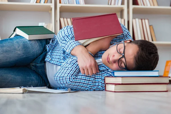 Estudiante joven estudiando con libros — Foto de Stock