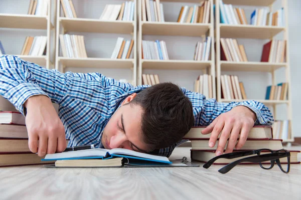 Jovem estudante estudando com livros — Fotografia de Stock