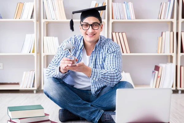 Ung student studerar med böcker — Stockfoto