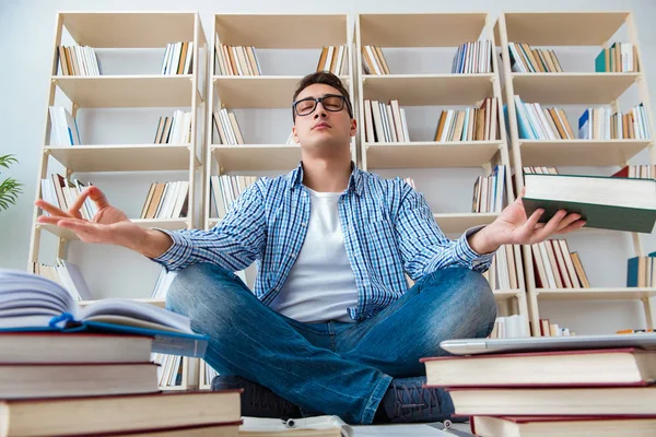 Estudiante joven estudiando con libros — Foto de Stock